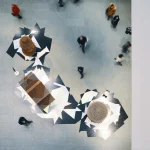 Vue aérienne d'un hall intérieur avec des personnes en mouvement