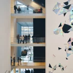 Muséum d'art moderne avec visiteurs et œuvres d'art