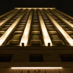 Immeuble éclairé de nuit à Varsovie