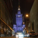 Palais de la Culture et de la Science illuminé la nuit