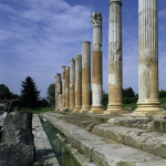 Colonnes antiques sous ciel bleu