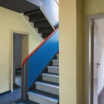 Escalier Intérieur Moderne avec Rampe Colorée