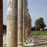 Colonnade antique dans un site archéologique