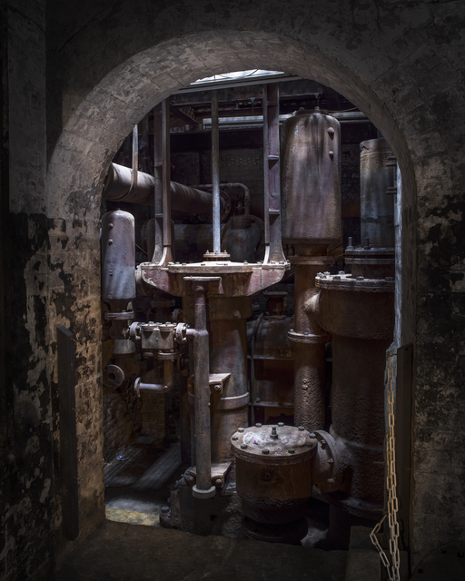 AKG8694161.webp Intérieur d'une usine abandonnée avec machines industrielles – Image 1