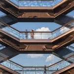 Passerelles modernes avec vue sur le ciel