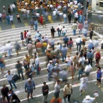 Scène animée devant une brasserie en Europe