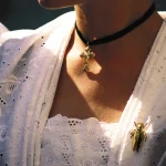 Portrait d'une femme en tenue traditionnelle avec bijoux élégants
