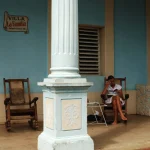 Femme lisant sur une véranda de villa tropicale