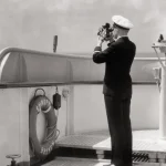 Marin utilisant un sextant sur un navire