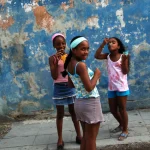 Filles jouant ensemble devant un mur coloré