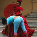 Dame en robe rouge et assistante ajustant son vêtement