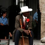 Homme âgé avec canne et chapeau à large bord