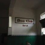 Homme seul dans un bar "Sea Club"