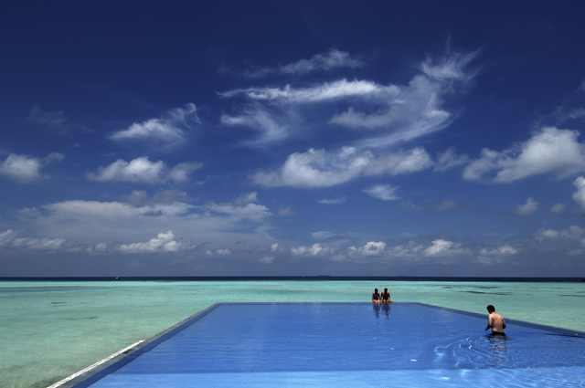 AKG873382.webp Piscine à débordement avec vue sur l'océan sous un ciel bleu – Image 1