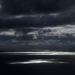 Mer sous un ciel nuageux dramatique