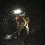Mineur travaillant dans un tunnel souterrain