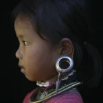 Jeune Fille avec Bijou Traditionnel en Profil
