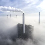 Cheminées industrielles émergeant de la brume