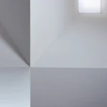 Intérieur minimaliste avec éclairage naturel