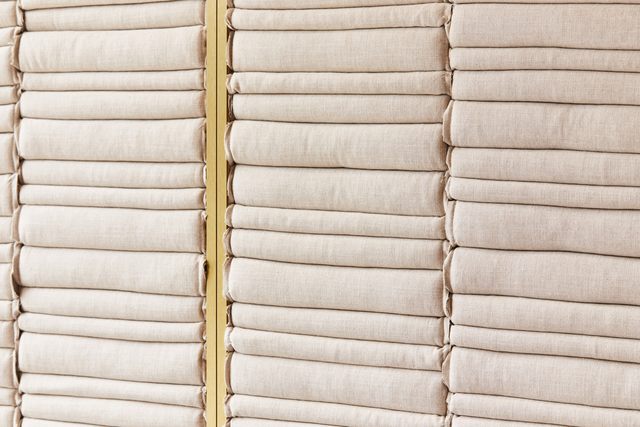 AKG8759868.webp Piles de Tissus Beige – Image 1