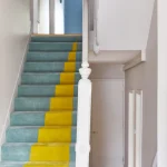 Escalier intérieur moderne avec moquette colorée
