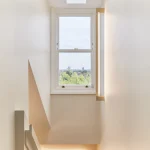 Vue sur la fenêtre intérieure d'un escalier avec lumière naturelle
