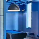 Salle de billard moderne et lumineuse