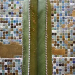 Cactus devant un mur de carreaux colorés