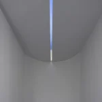 Fente lumineuse bleue dans un plafond gris