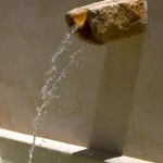 Fontaine en pierre avec écoulement d'eau
