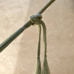 Noeud de Corde Tressée sur Fond Beige