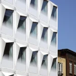 Façade d'un Immeuble Moderne à Panneaux Blancs