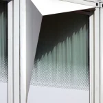 Fenêtre Moderne en Métal avec Reflets de Lumière
