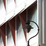 Façade moderne avec lampadaire en métal noir