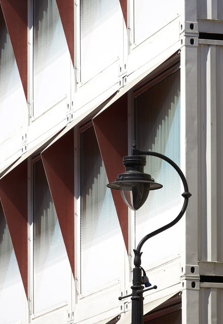 AKG8760732.webp Façade moderne avec lampadaire en métal noir – Image 1