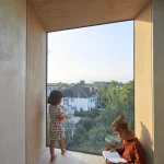 Enfants à la fenêtre avec vue