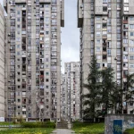 Immeubles résidentiels en béton dans un quartier urbain