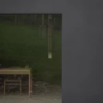 Reflet d'une table et chaise à travers une fenêtre