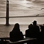 Pont au coucher du soleil avec groupe de personnes