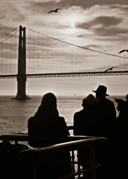 Pont au coucher du soleil avec groupe de personnes