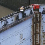 Travailleur sur une écluse