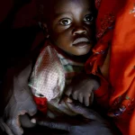 Enfant dans les bras protecteurs d'un adulte