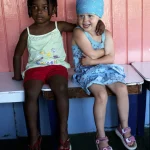 Deux petites amies assises ensemble sur un banc