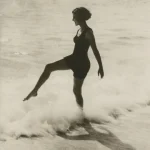 Femme jouant dans les vagues à la plage