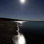 Reflet de la lune sur la mer la nuit