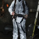 Ouvrier en tenue de protection avec équipement industriel