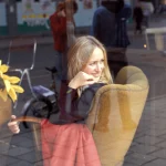Jeune femme assise dans un café devant une fenêtre