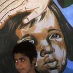 Enfant devant une fresque murale émotive