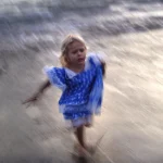 Enfant jouant au bord de l'eau