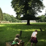 Enfants tirant une charrette dans un champ verdoyant